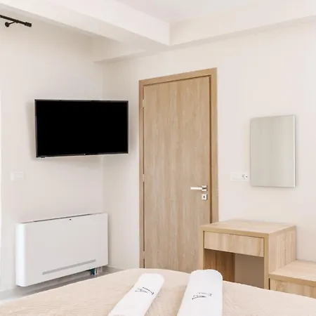 Ionian Escape * Áyios Kírikos